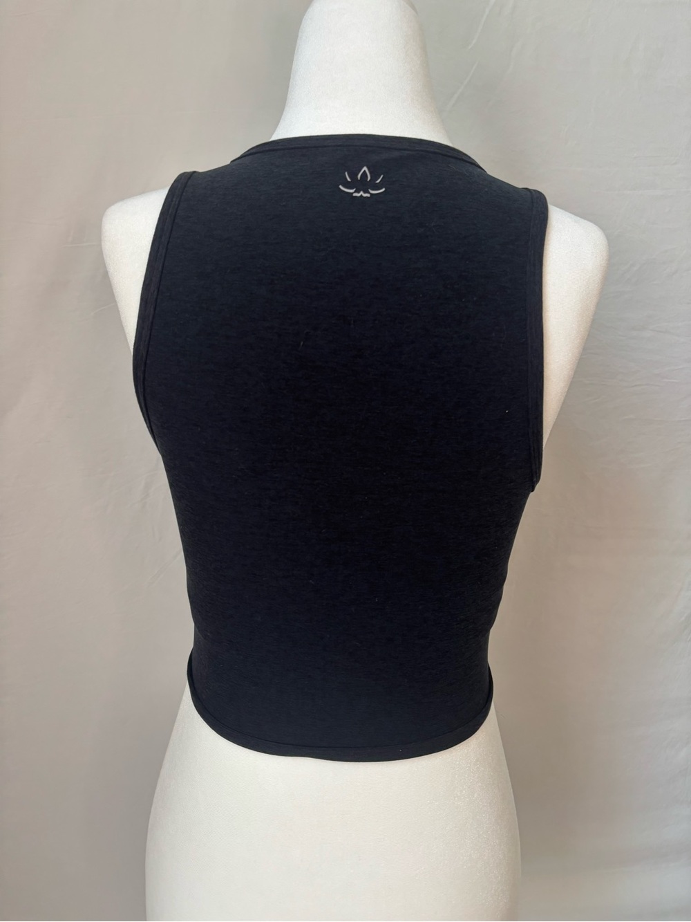 beyond yoga black cropped tank with built in bra size xs - Picture 2 of 3